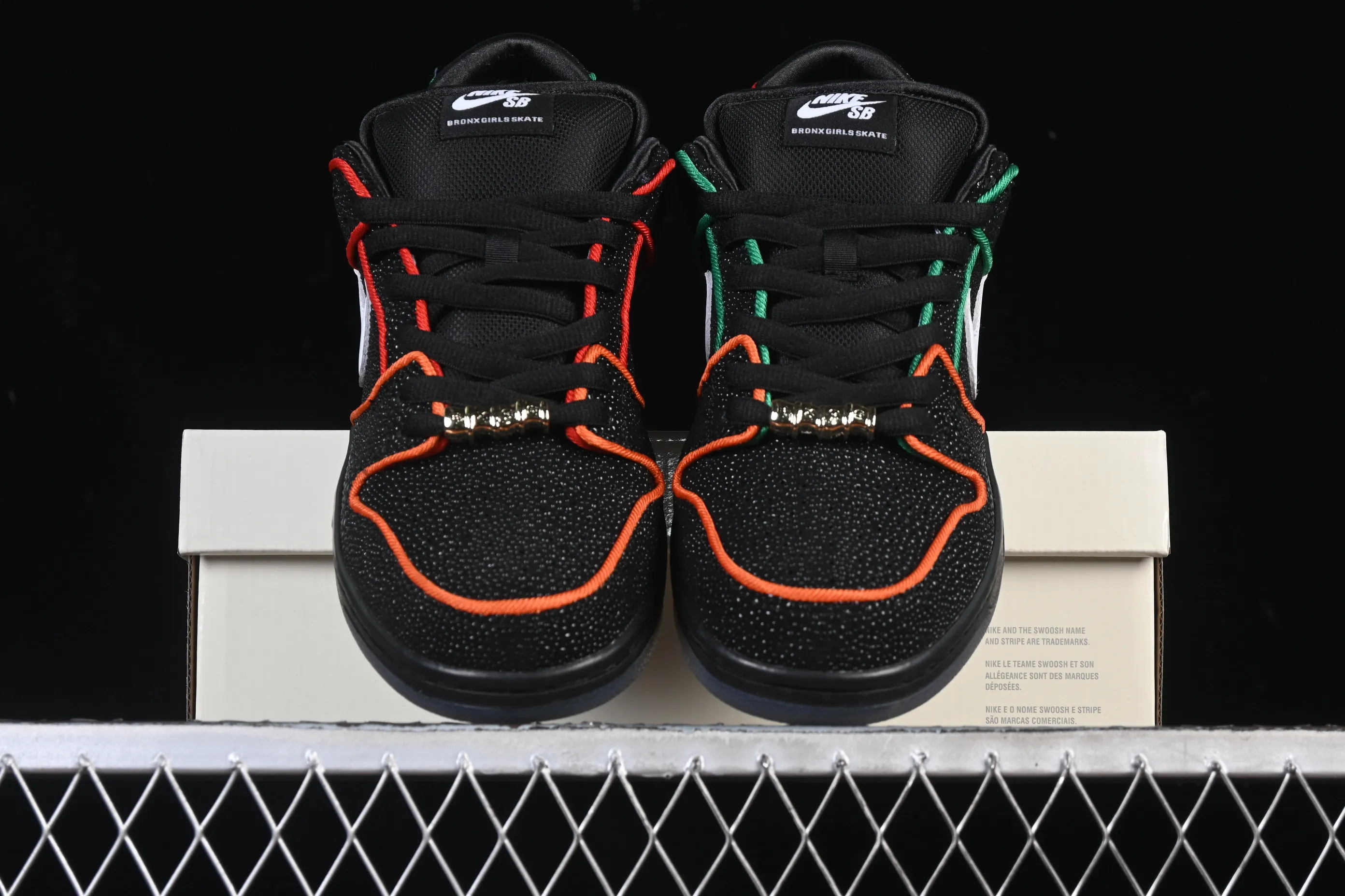 All categories Nk SB Dunk Series Nk SB Dunk Low low-top sneakers Bronx Girls Skate x Nike SB Dunk Low joint model low-top casual skateboard shoes HV1664-001